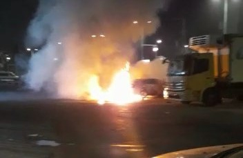 بالفيديو: احتراق مركبة في مدينة اللد دون اصابات 